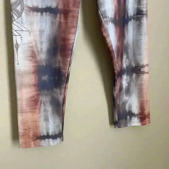 Onzie Flow Tribal Compass Tie Dye Yoga Capris - Picture 7 of 7